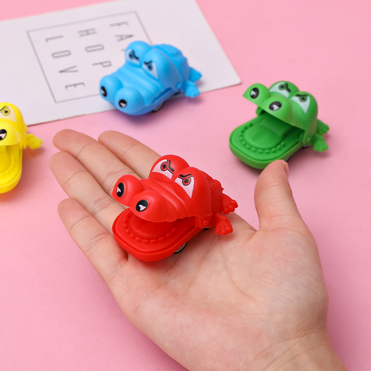 Children's cartoon hand-biting crocodile rebound toys, vicious dogs, inertial animals, mini rebound carts, small gifts, educational animation Application Scenario