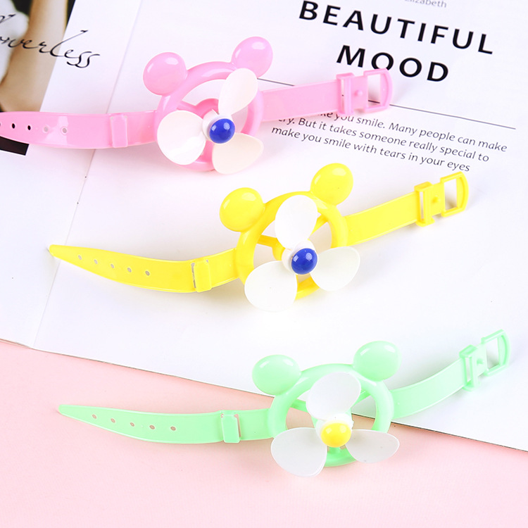 Children's creative watches, windmill wristbands, kindergarten toys, gifts, student toys and small gifts are selling well at the street stall Application Scenario