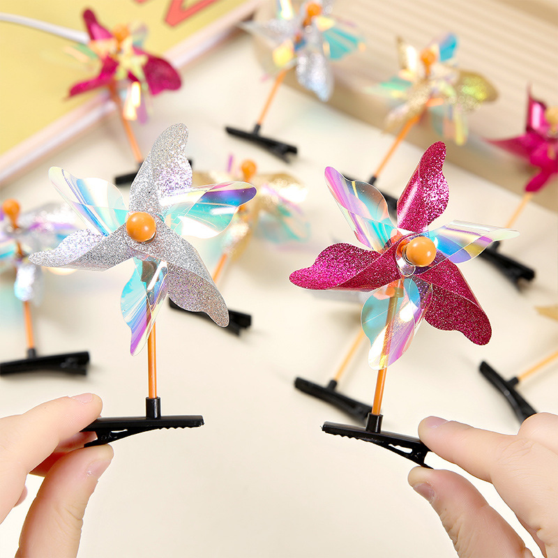 The new seven-color six-leaf windwheel hair clip, a best-selling Korean headwear, is being promoted at scenic spots. It features a small windwheel top clip and a duckbill clip Application Scenario