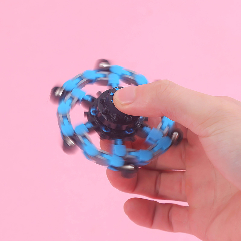 A new and unique DIY creative stress-relieving toy - finger mechanical gyroscope transformed into a mecha chain Application Scenario