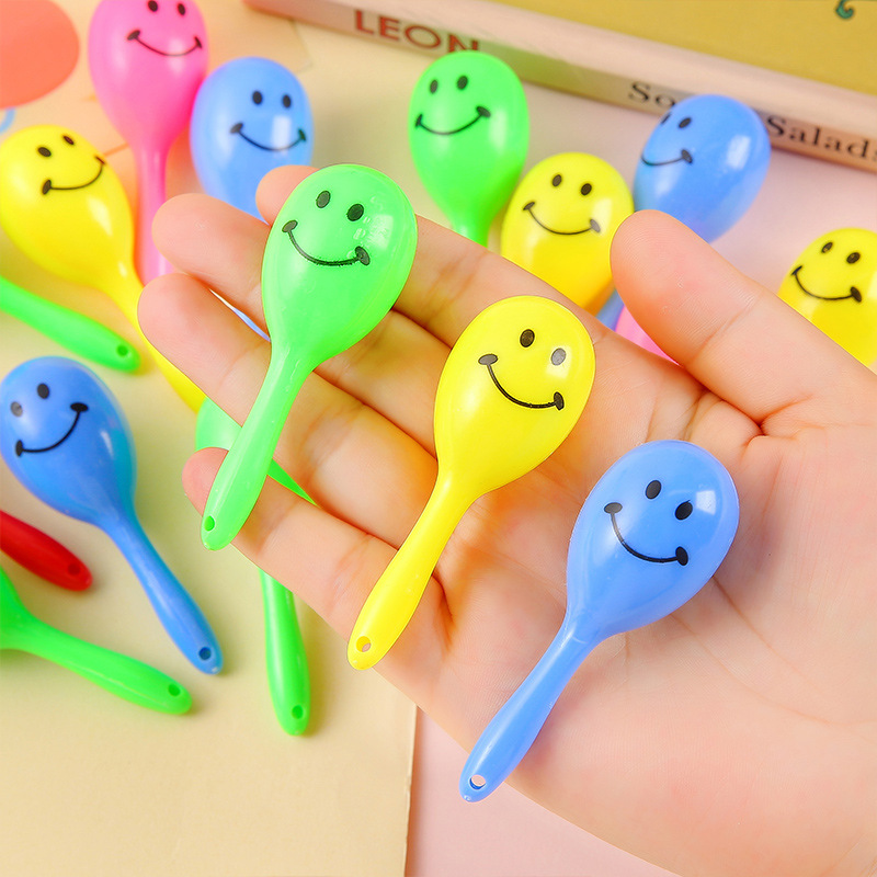 Smiling face mini sandhammer, colorful little sandhammer, party cheering props, children's mini gifts, toys and prizes wholesale Application Scenario