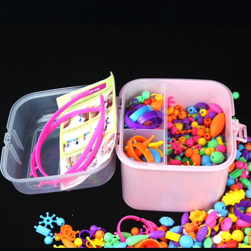 550 pieces of high-quality boxed toys, pop beaded, hand-strung plastic girl necklaces and bracelets from the source factory Application Scenario