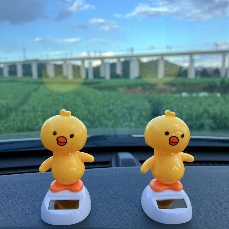 太阳能创意摇摆小鸡 摇头公仔汽车摆件 卡通礼物儿童跨境萌鸡摆件