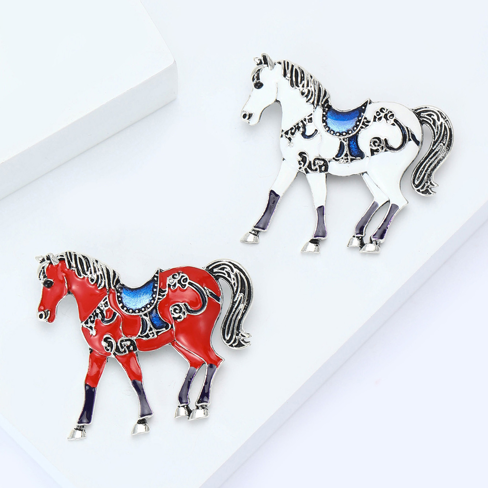 跨境复古宫廷风珐琅轻奢马胸针男女西装大衣胸花饰品别针百搭批发