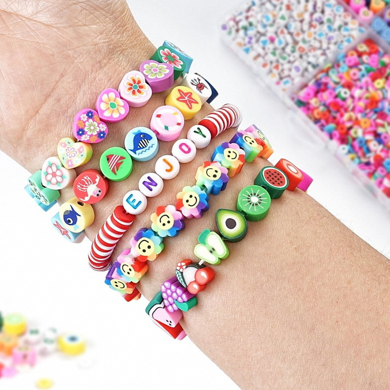 Amazon Cross-border 2,300 pieces of clay beads, soft clay shard, soft clay beads, animal smiley face cover, decorative bracelet DIY set Application Scenario
