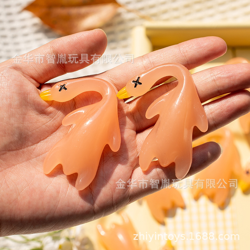 Creative color-changing duck car hanging accessories, rearview mirrors, duck hanging decorations, popular and cute car interior decoration manufacturer wholesale Application Scenario