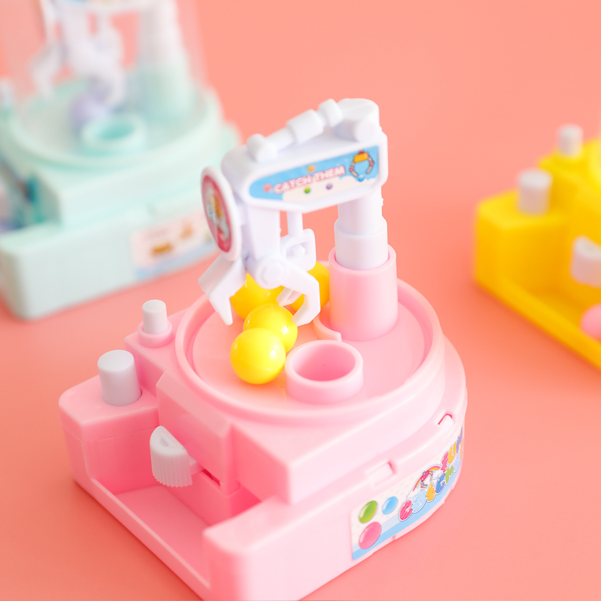 Boys and girls desktop scratch-off game toys, gacha ball graber, candy graber, children's mini claw machine Specification drawing