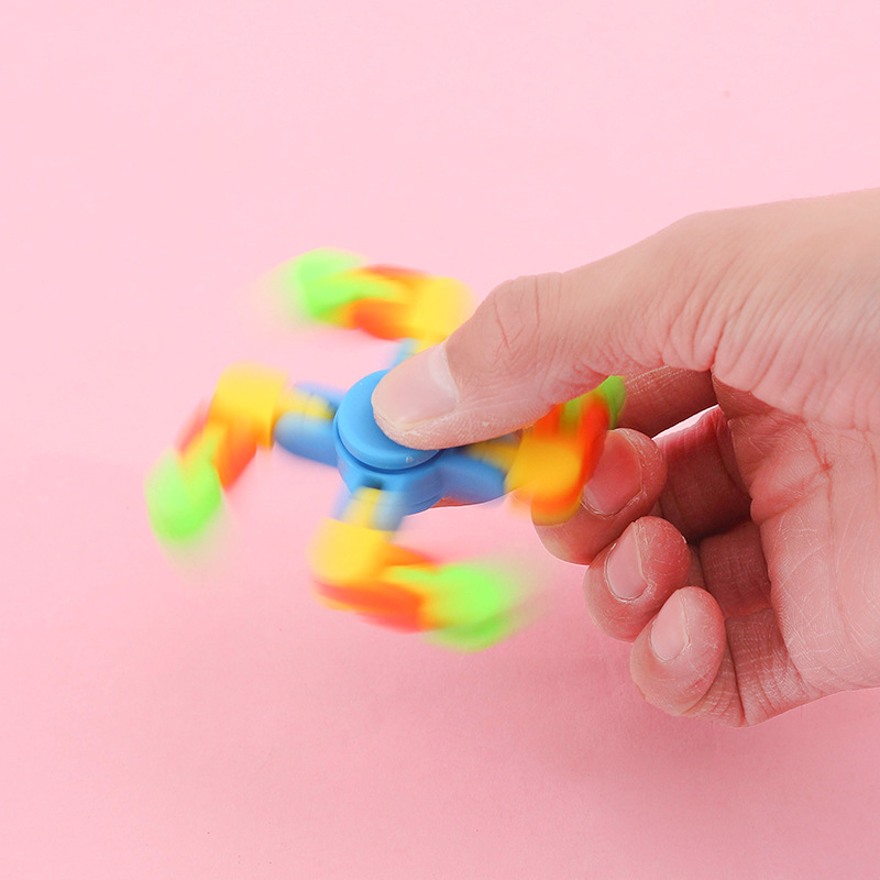 Wholesale of stress-relieving chain versatile gyroscope toys, creative transformation machinery, three-section fingertip rotating gyroscope gifts Application Scenario