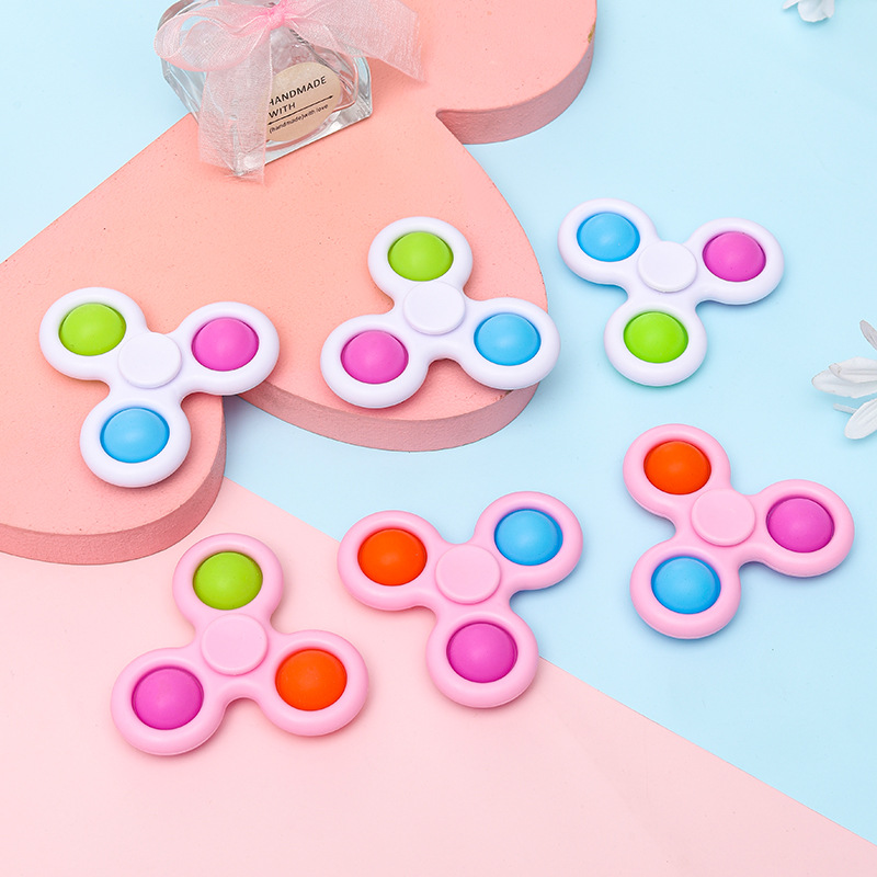 Finger Bubble Fun fidget Spinner Pressure Plate two-in-one pendant, stress-relieving hand feel pressing educational toy gift Application Scenario