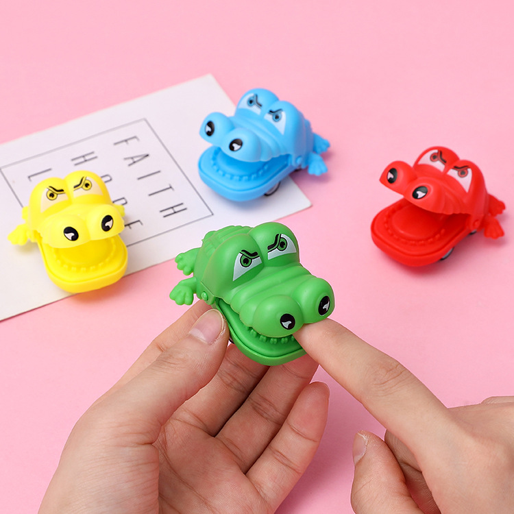Children's cartoon hand-biting crocodile rebound toys, vicious dogs, inertial animals, mini rebound carts, small gifts, educational animation Specification drawing