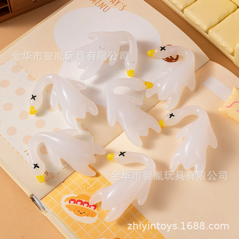 Creative color-changing duck car hanging accessories, rearview mirrors, duck hanging decorations, popular and cute car interior decoration manufacturer wholesale details Picture