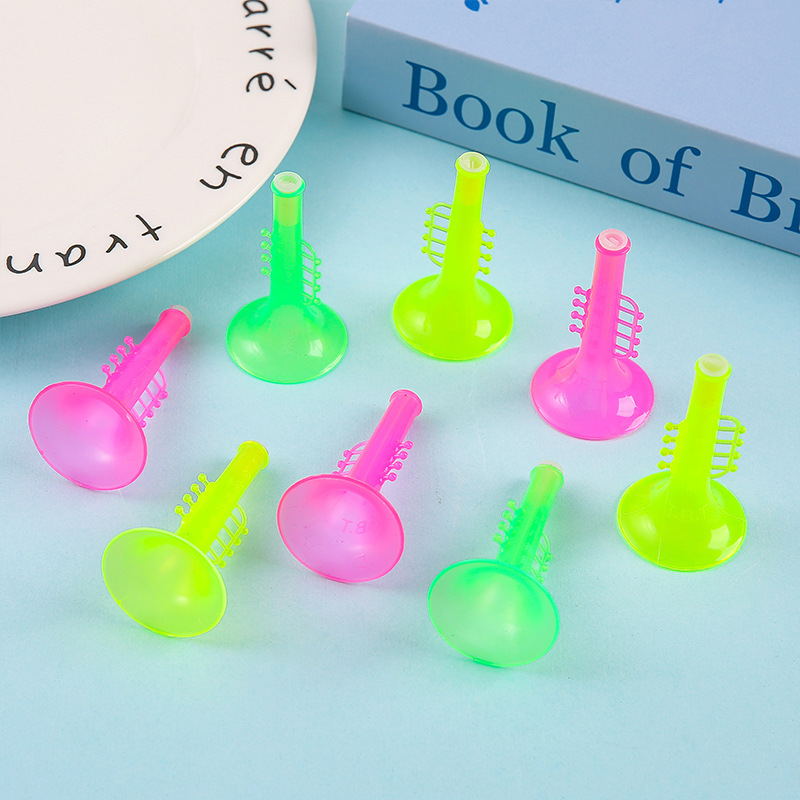 Wholesale of children's plastic transparent mini trumpet instruments, gashapon, fun eggs, street stalls, gifts, toys, and kindergarten gifts Application Scenario
