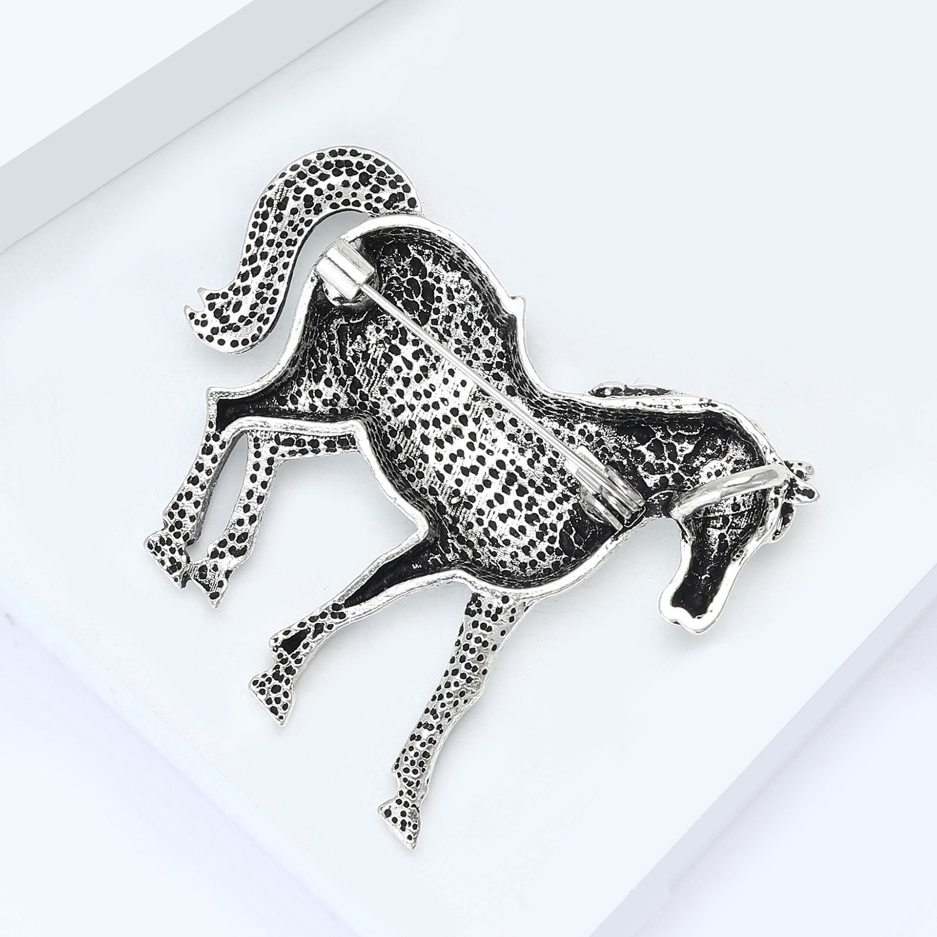 Cross-border retro court-style enamel light luxury horse brooches, men's and women's suits, overcoats, corsage accessories, brooches, versatile wholesale Application Scenario