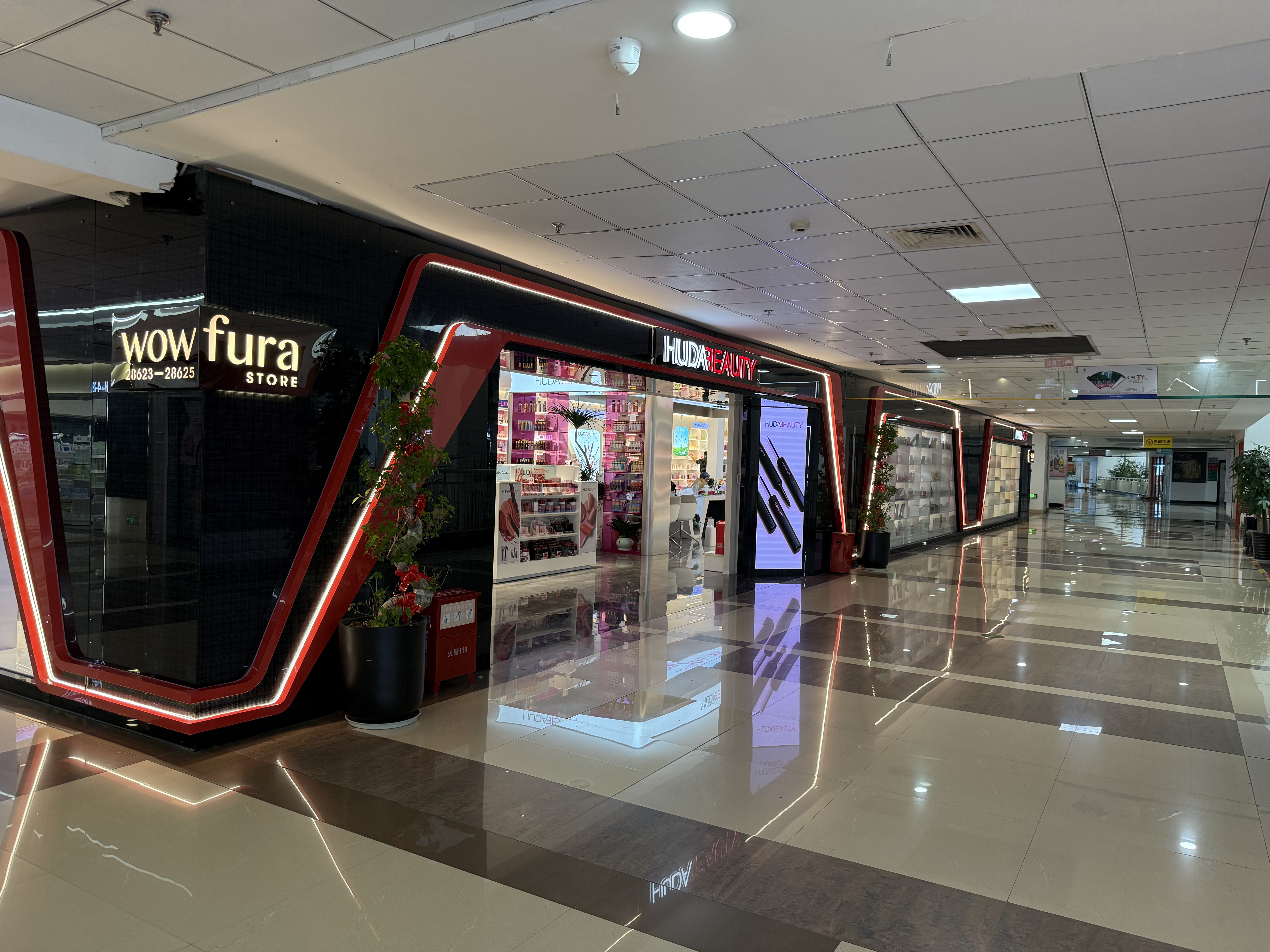 HUDABEAUTY brand store describe pic - 4