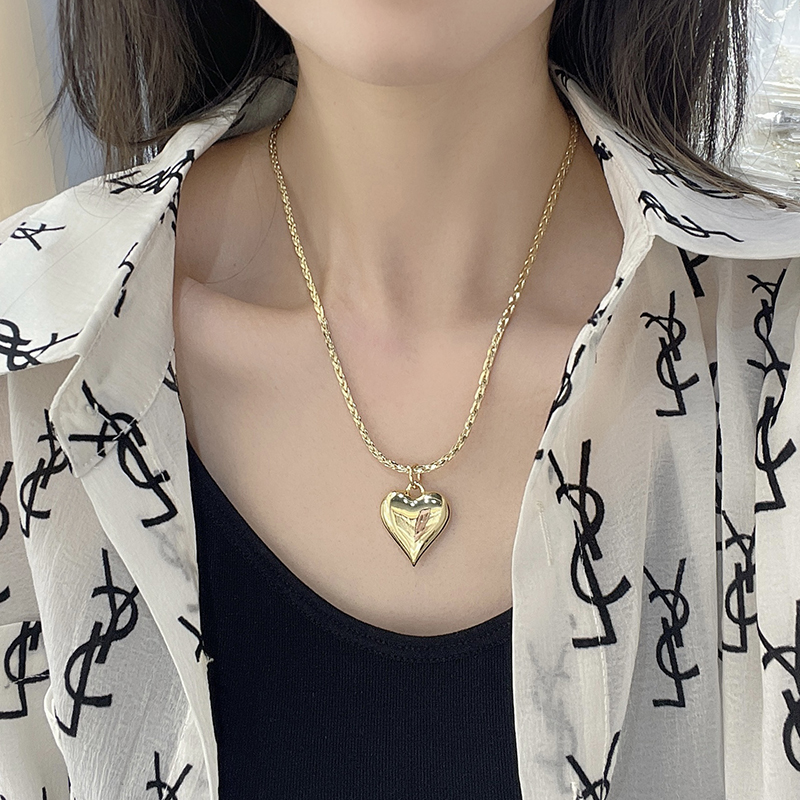 日韩轻奢高级感爱心吊坠项链批发网红新款夏季钛钢颈链严选配饰女日韩轻奢高级感爱心吊坠项链批发网红新款夏季钛钢颈链严选配饰女
