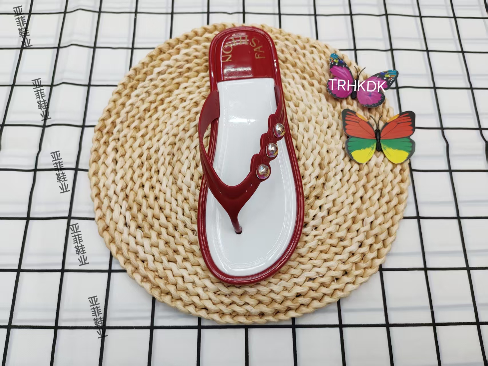 The new summer 2025 casual and fashionable flat heel flip-flops for outerwear full figure