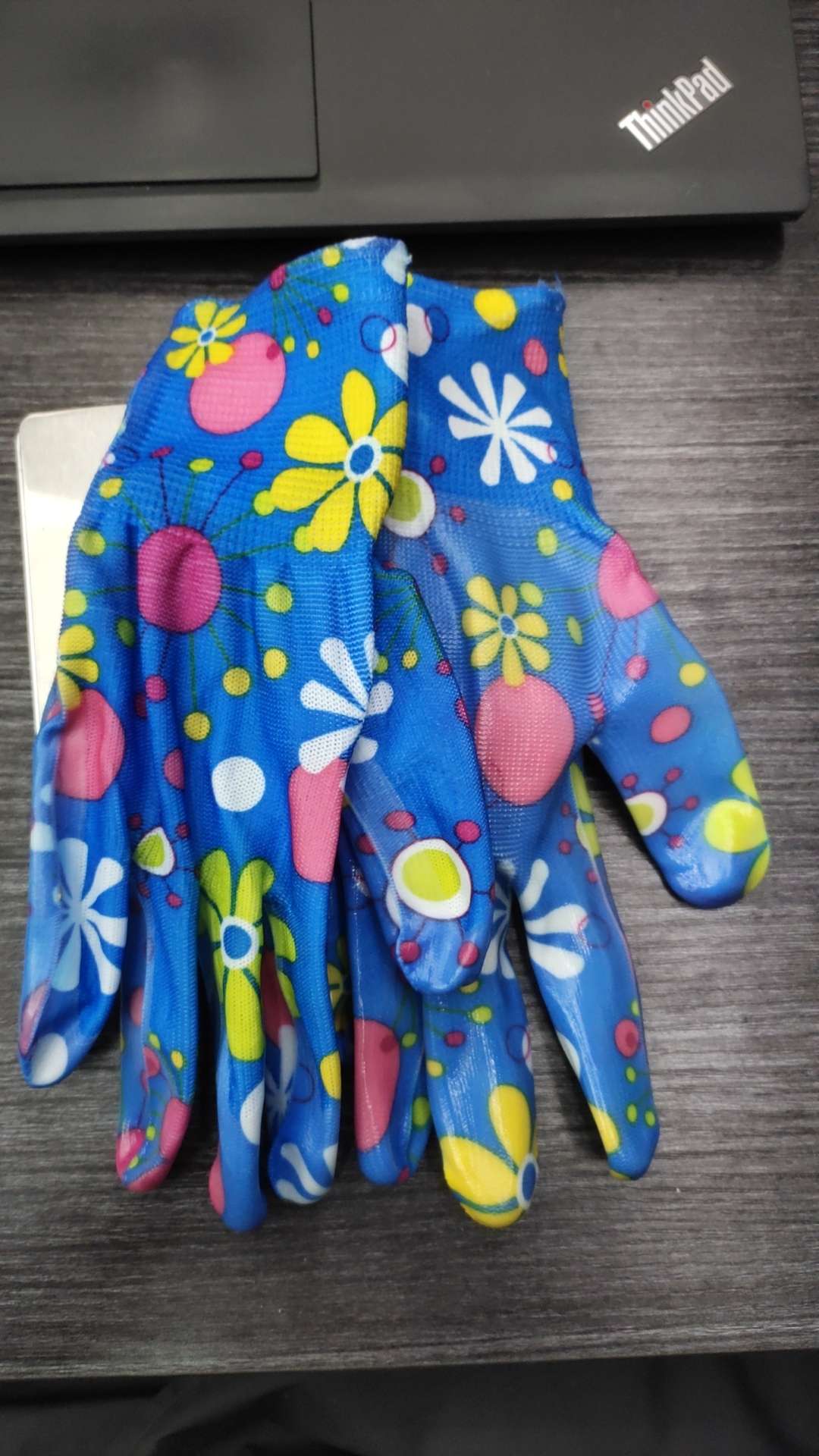 劳保，工作服，纯棉工作服，手套，雨鞋，雨衣，口罩，安全帽白底实物图