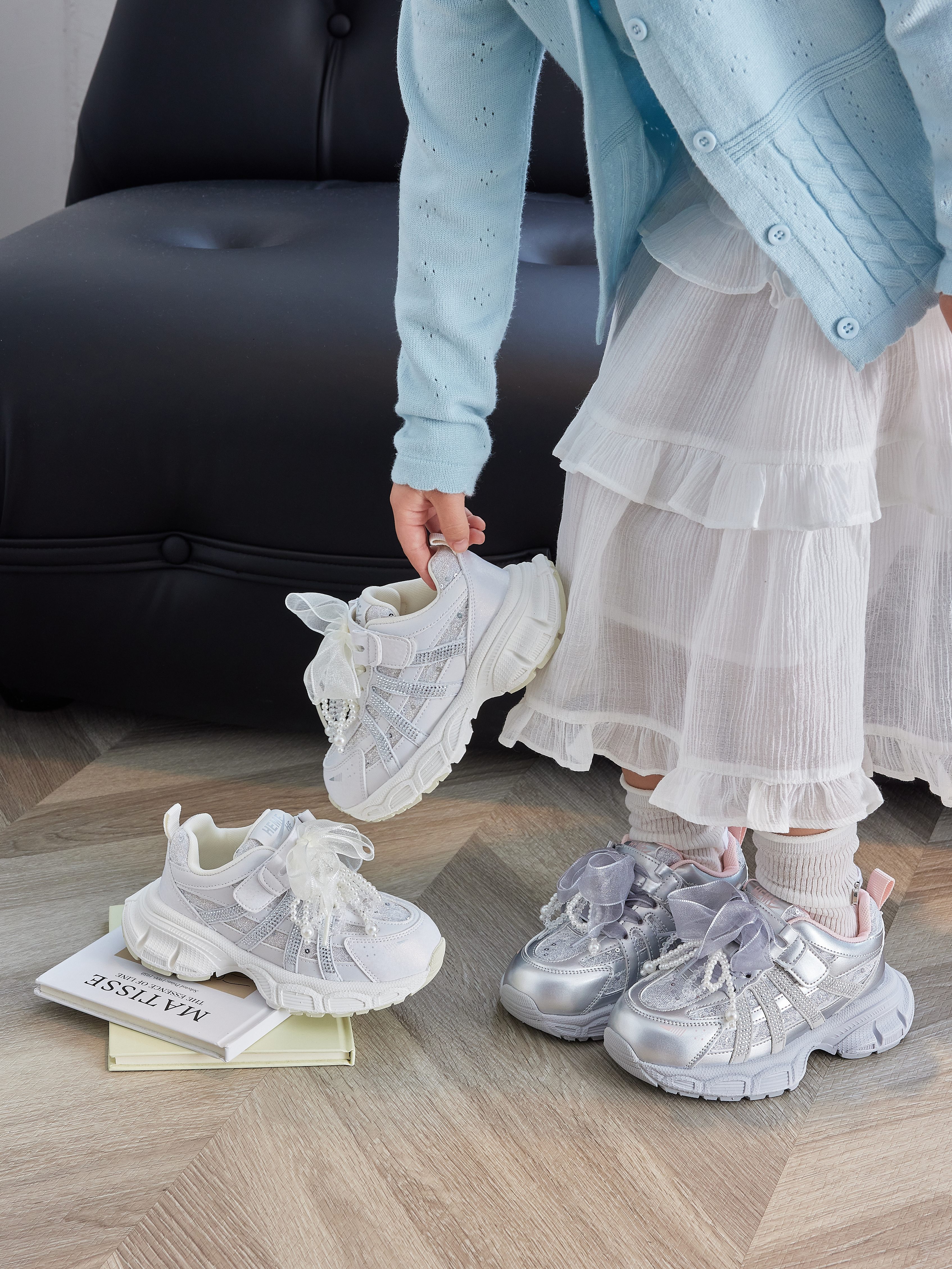 童运动鞋实物图