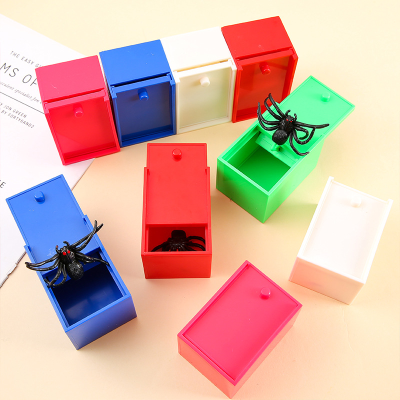 A shocking prank spider box, pranks, funny toys, novel and unique, stress-relieving street stall supply source, wholesale in Yiwu Application Scenario