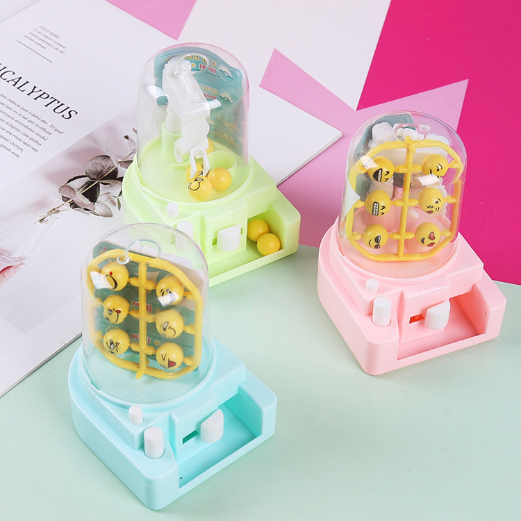 Children's fun scratch-off toys, mini candy catch machine, small gacha claw machine, boys' and girls' toys Application Scenario
