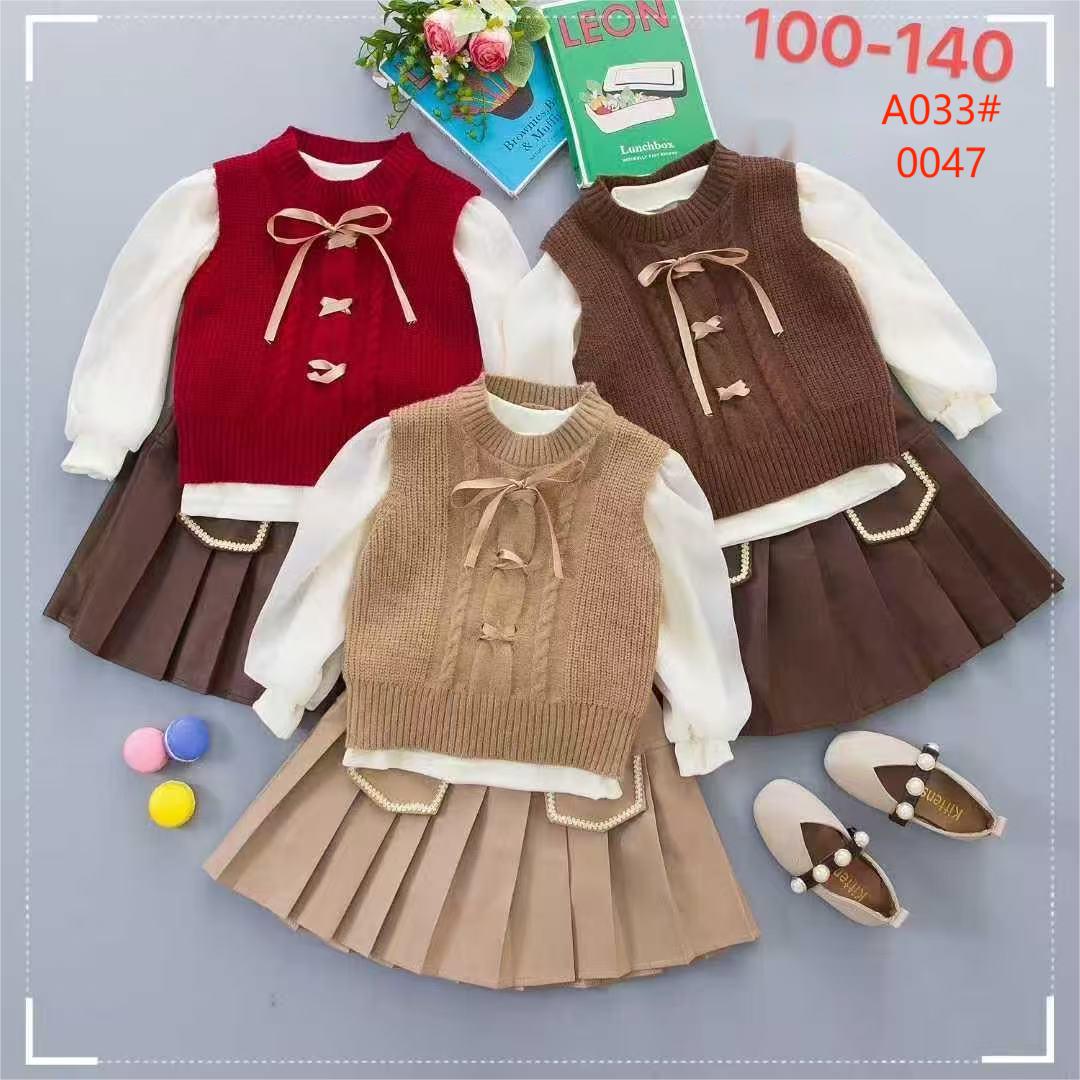 كما أن الأطفال الأكبر سناً في هذا النوع الجديد من السترات الخيشية من الذكور والإناث Item Picture