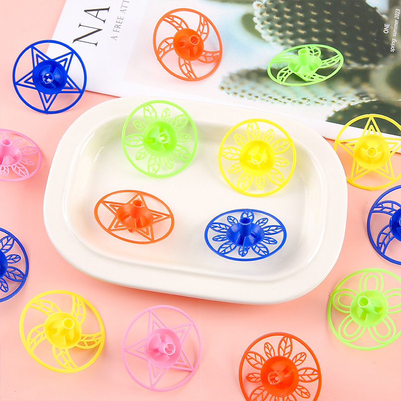 Children's hand-spinning top toys are small gifts for kindergartens. They are popular and popular spinning tops around schools Application Scenario