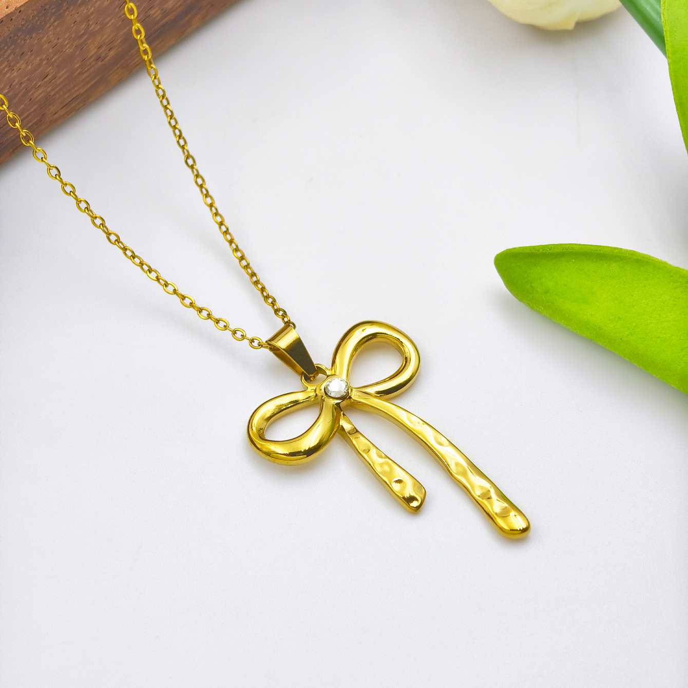 欧美跨境蝴蝶结法式复古精致项饰简约时尚百搭女式吊坠项链白底实物图