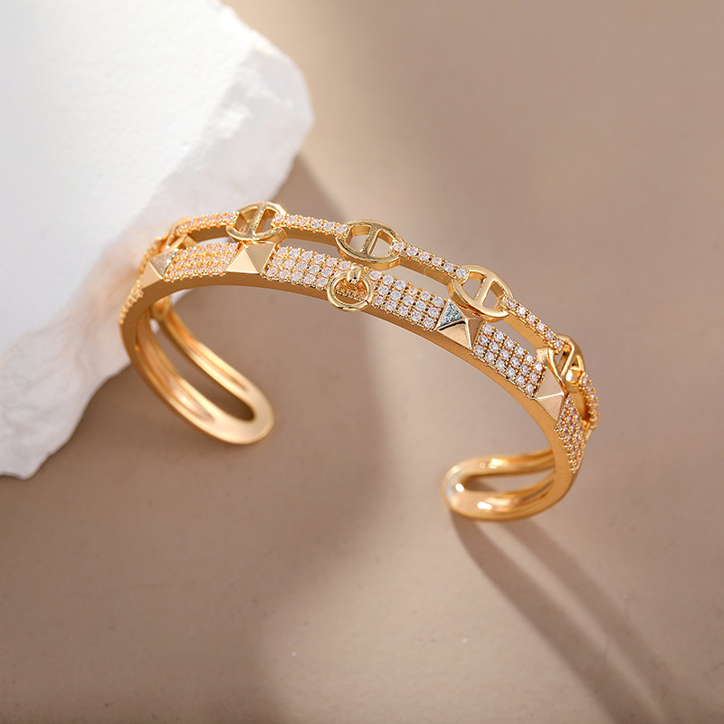 Titanium steel sliding bracelet, rice bead resin zircon decoration, simple and fashionable ladies' bracelet accessory Application Scenario