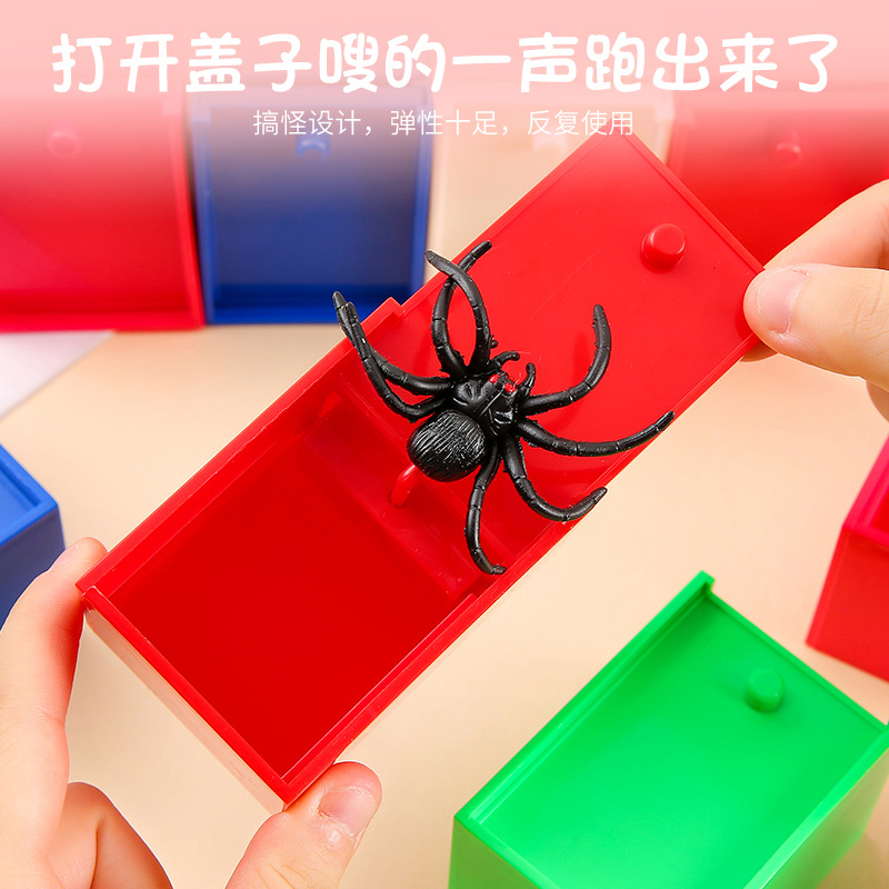 A shocking prank spider box, pranks, funny toys, novel and unique, stress-relieving street stall supply source, wholesale in Yiwu full figure