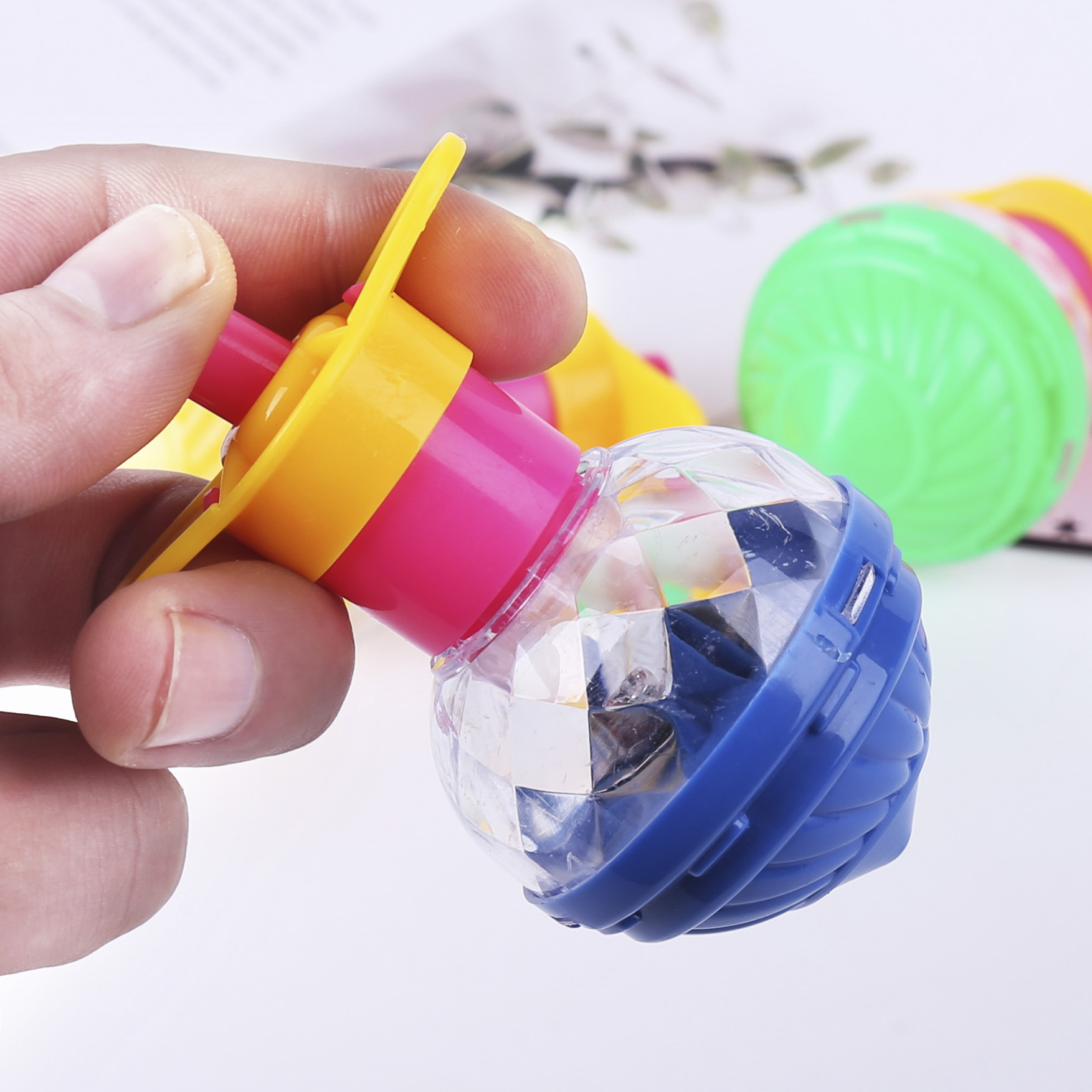 Wholesale of small toy gyroscopes for kindergarten children, luminous high-speed gyroscopes, night market spring toys, and small gifts for students full figure