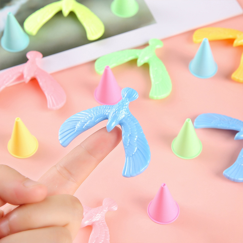 Small mini balanced bird classic gravity balance eagle Little bird Gashapon toy gift wholesale children's toy small gifts Application Scenario