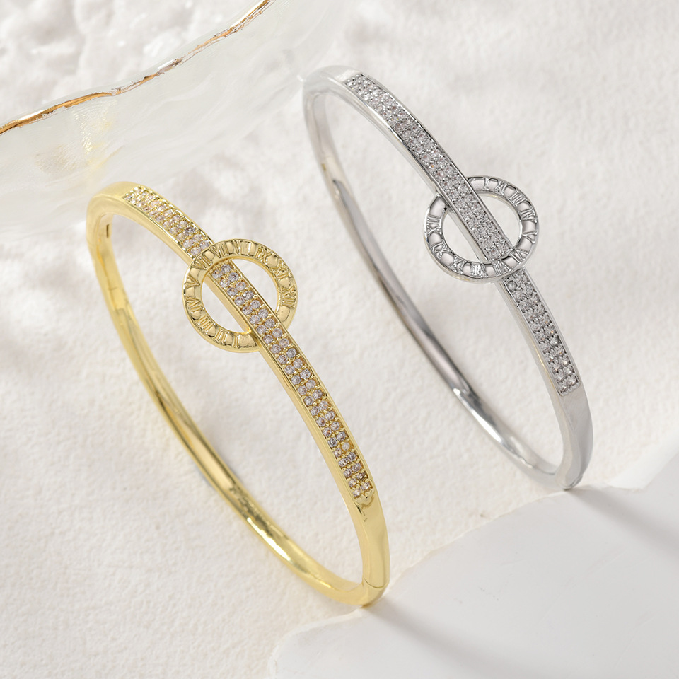 The apm copper snake-shaped bracelet does not fade or rust. It is a fashionable and simple ladies' bracelet accessory details Picture