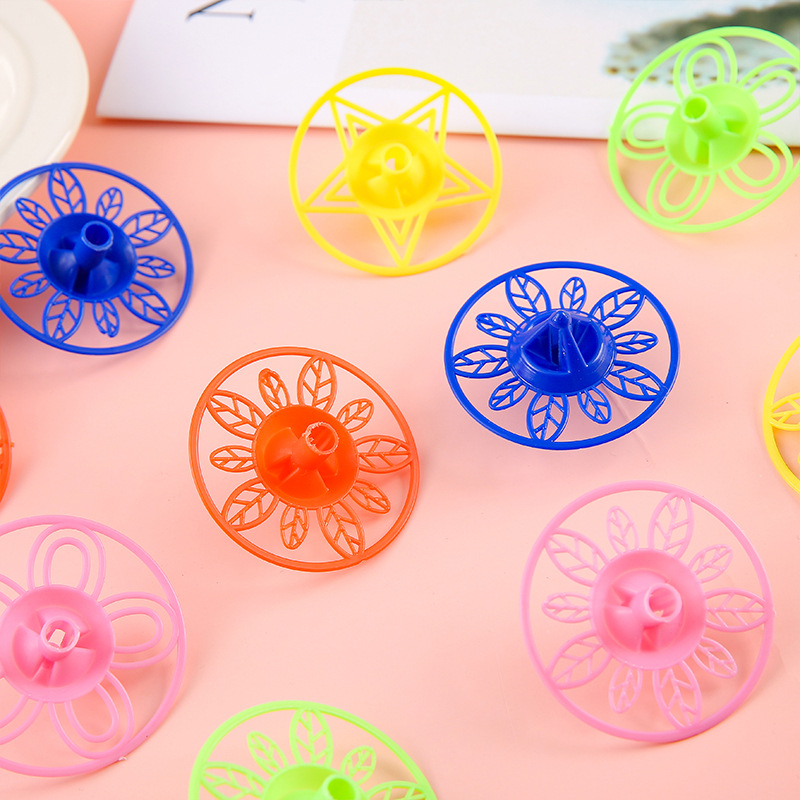 Children's hand-spinning top toys are small gifts for kindergartens. They are popular and popular spinning tops around schools full figure