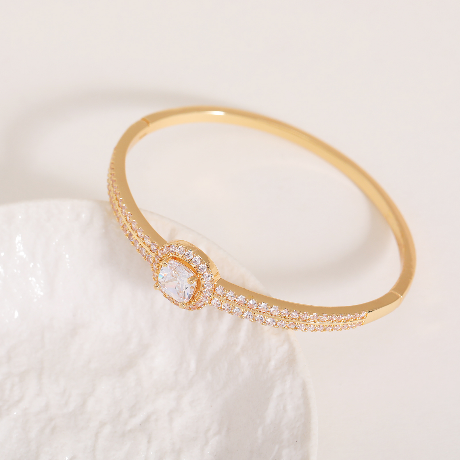 Dingdang bracelet, cat's eye stone bracelet, European and American bracelet, sand gold details Picture