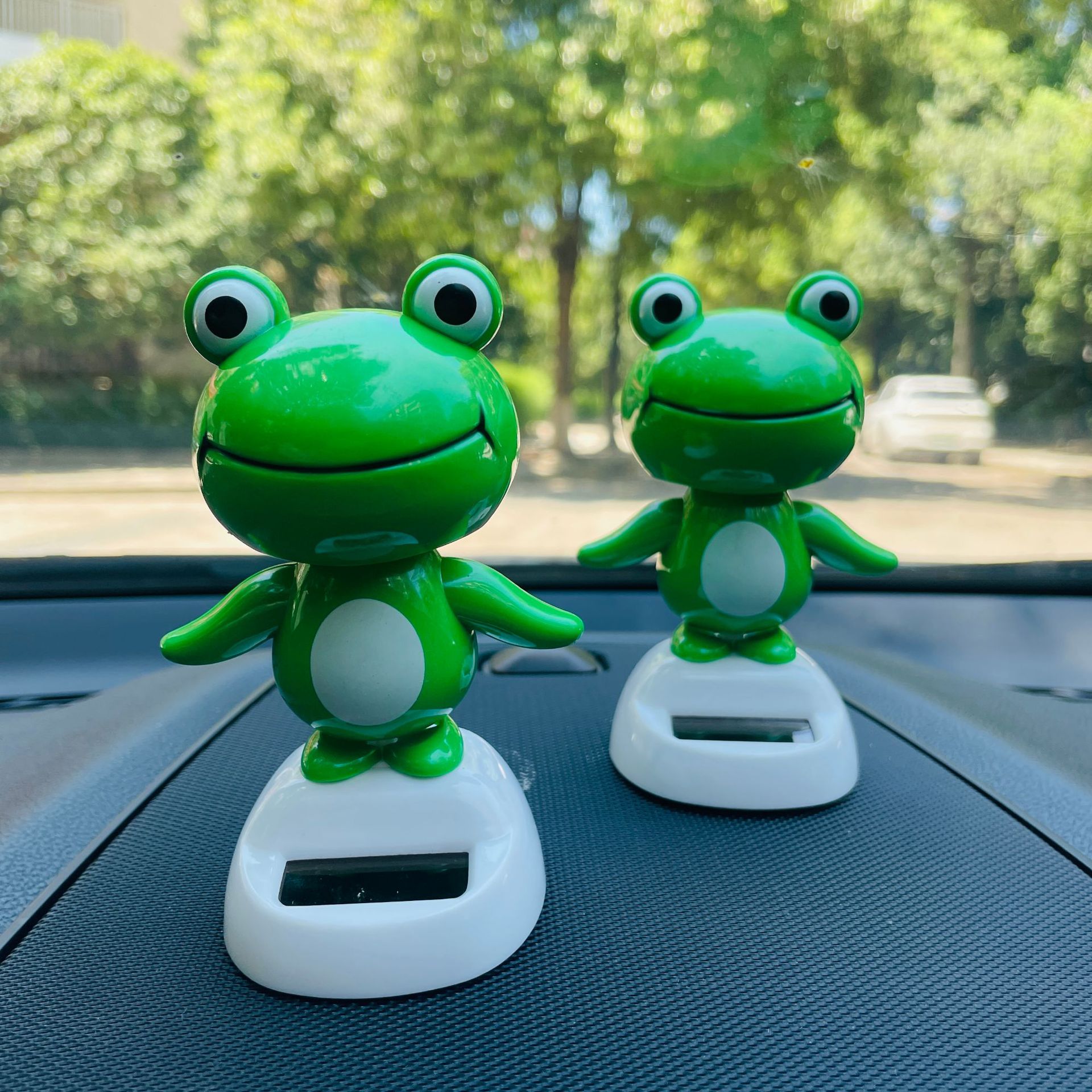 爆款太阳能青蛙汽车摆件 自动摇头卡通公仔车内装饰品汽车装饰车饰便宜