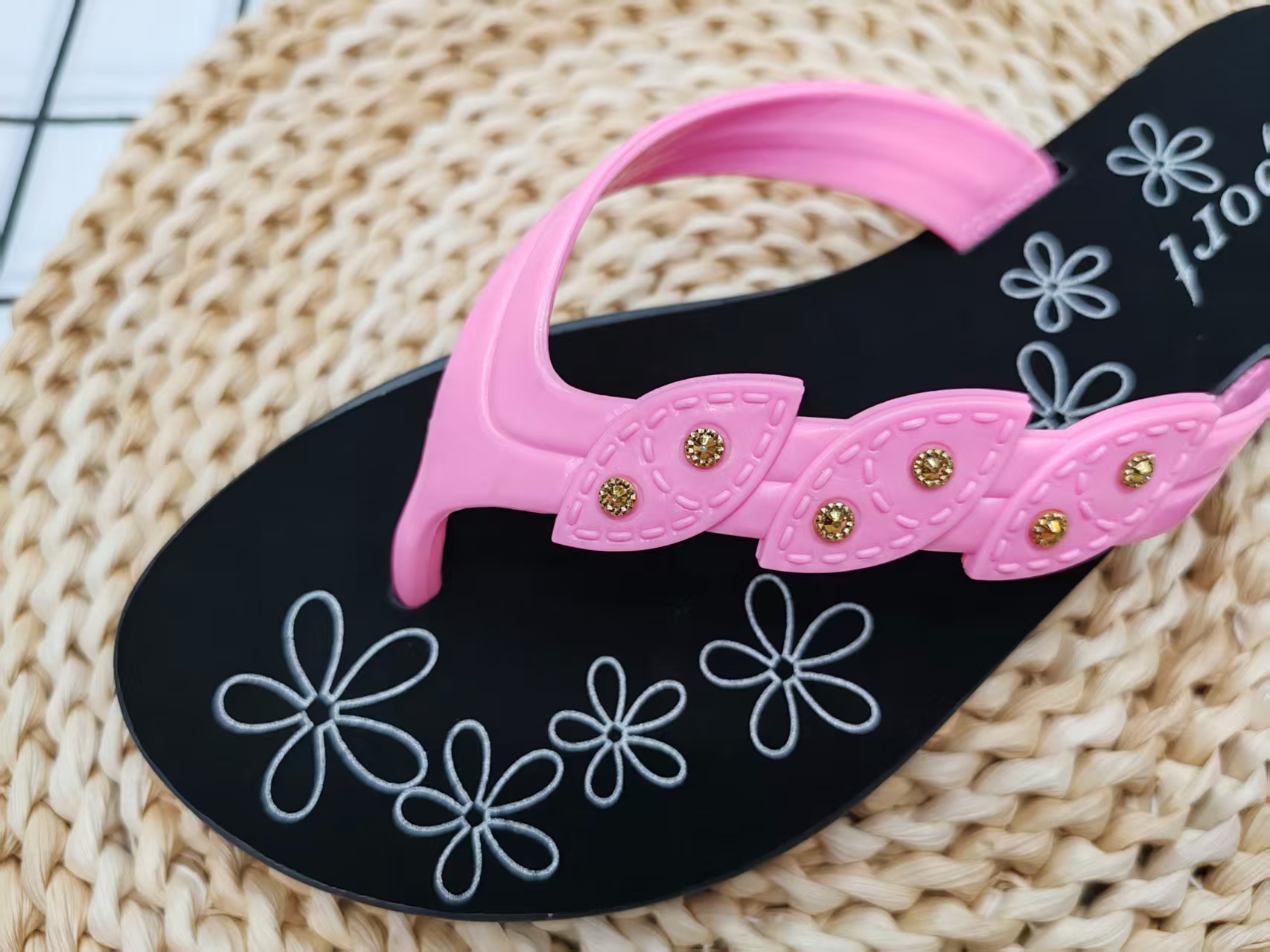 New stylish anti-slip flat flip-flops for summer 2025 Application Scenario