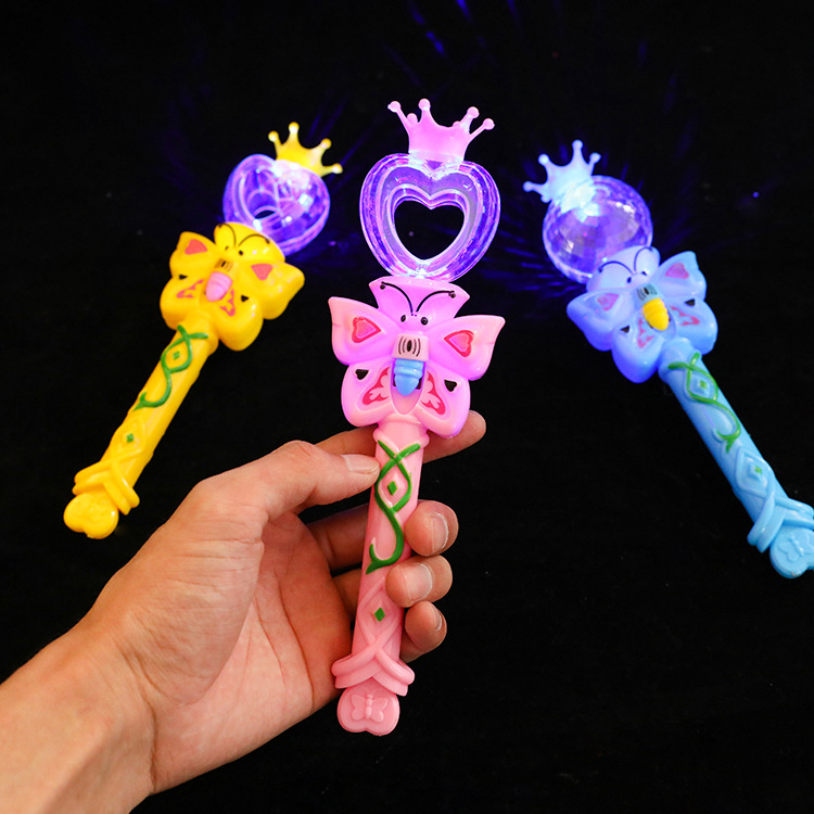 Street stalls are selling glowing magic wands, starry sky girl gifts, wholesale of new children's small toys, and student small prizes full figure