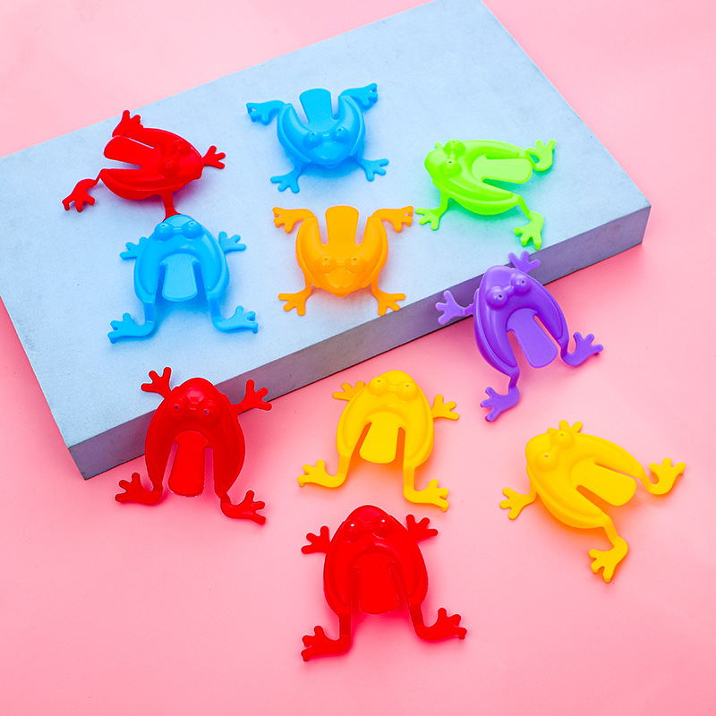Plastic bouncing little frogs, jumping frogs, children's educational toys, classic and nostalgic, naughty frogs for boys and girls, lonely street stalls Application Scenario