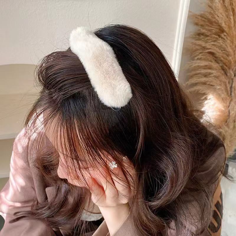 Fusheng // Popular autumn and winter plush large duckbill clip, lazy person's hair clip, women's laid-back style, back head hair clip, coil hair clip details Picture