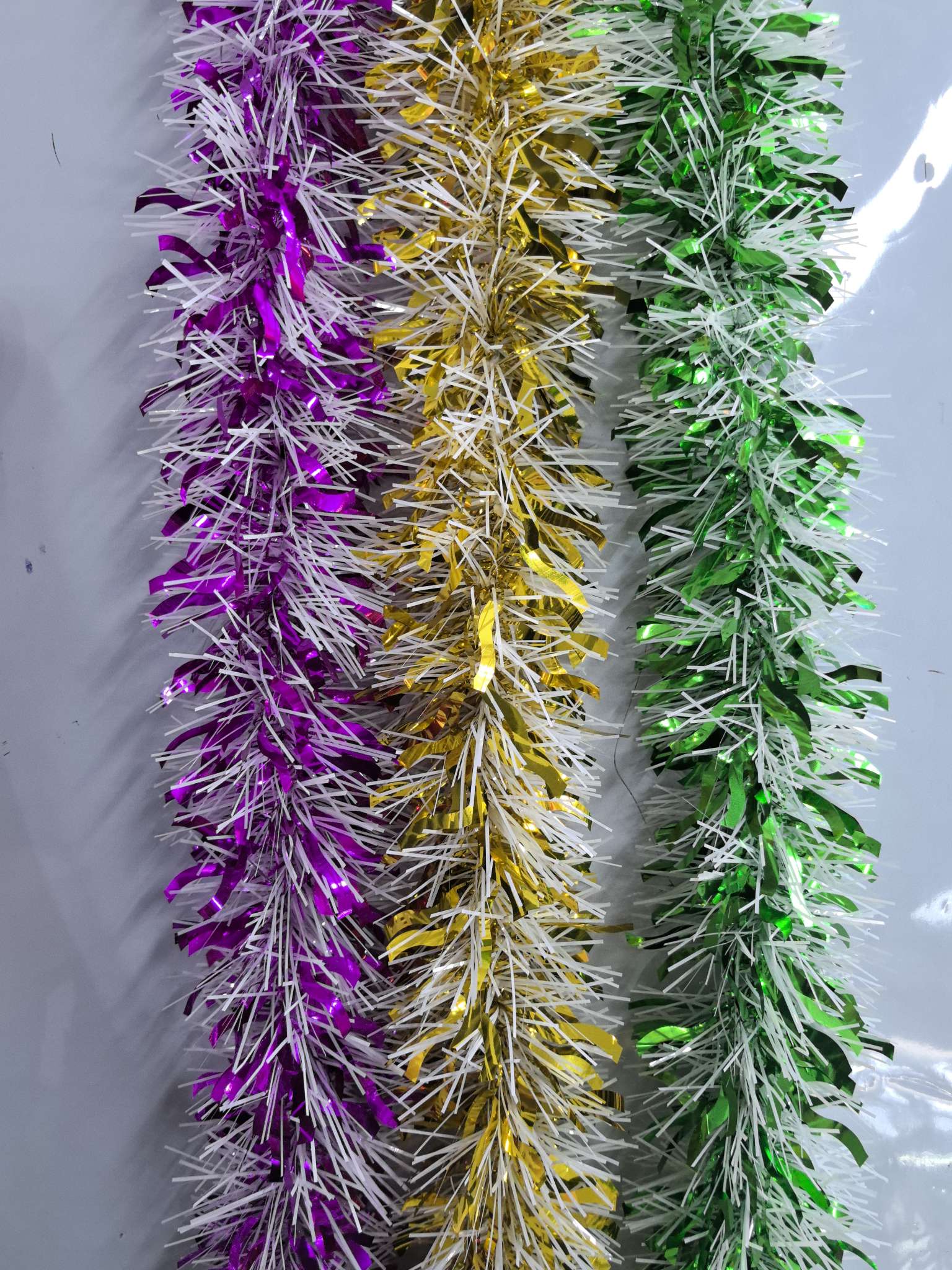 2025年热销圣诞彩条，9公分白点宽叶泡丝，家居装饰必选
产品图