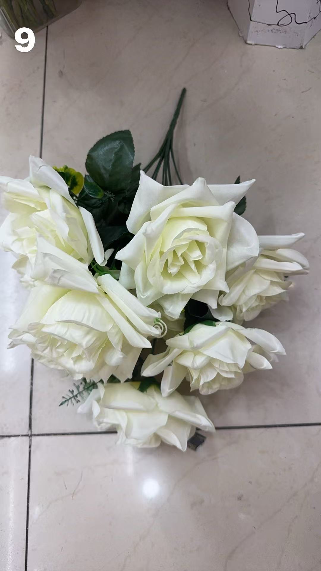 泡沫花玩偶花束的玩偶