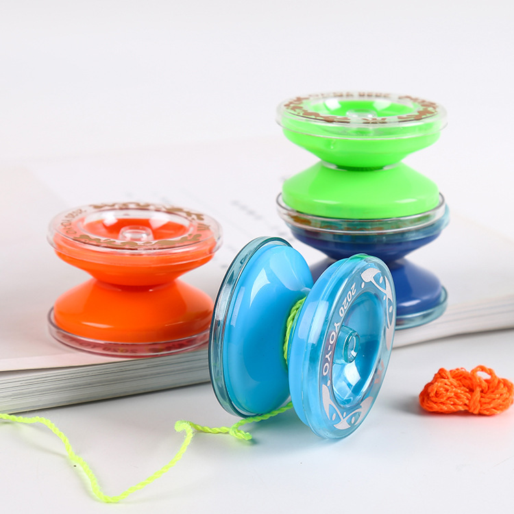 Children's toy stalls sell plastic mini cartoon yo-yos, kindergarten gifts, educational yo-yos, and yoyo balls full figure