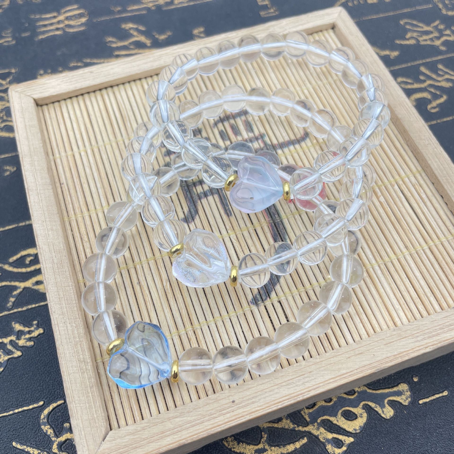 A fresh and delicate imitation crystal heart-shaped bracelet. High-quality glass white crystal, versatile. A heart-shaped Valentine's Day gift for your best friend details Picture