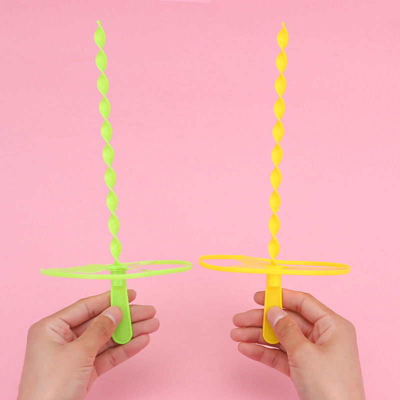 Hand-pushed flying saucers, educational children's toys, plastic bamboo dragonflies, and street vendors are selling well. Wholesale from toy manufacturers Application Scenario