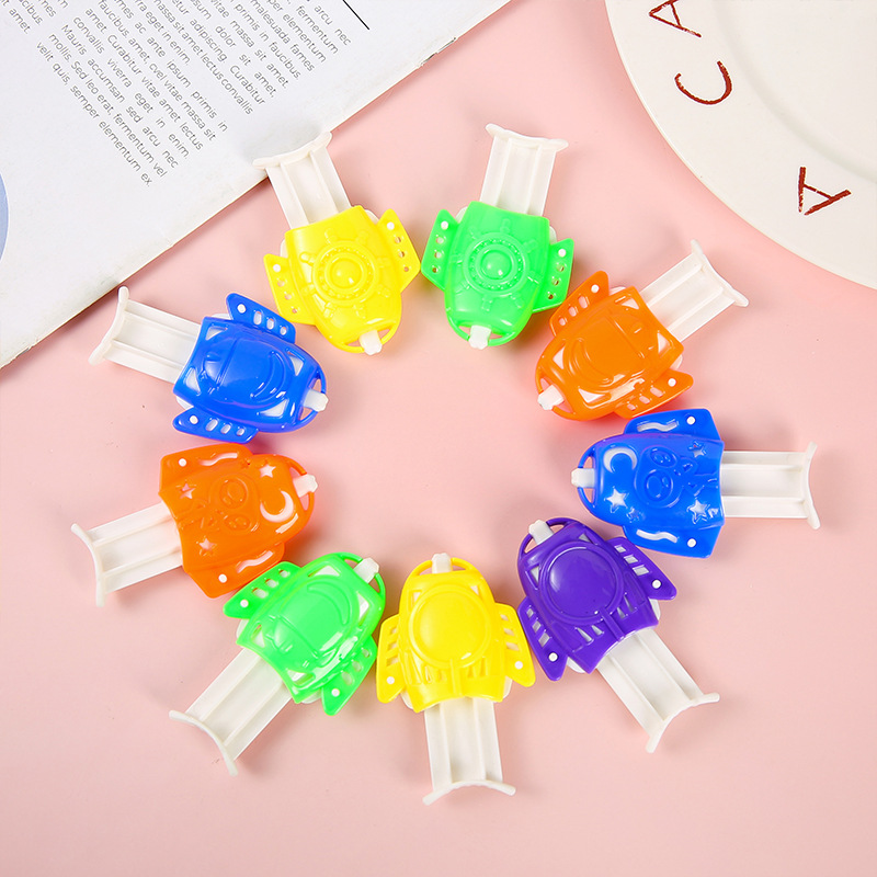 Traditional water gun, candy color enchantment, syringe, children's water gun, summer play water gun, children's water play toy water gun Application Scenario