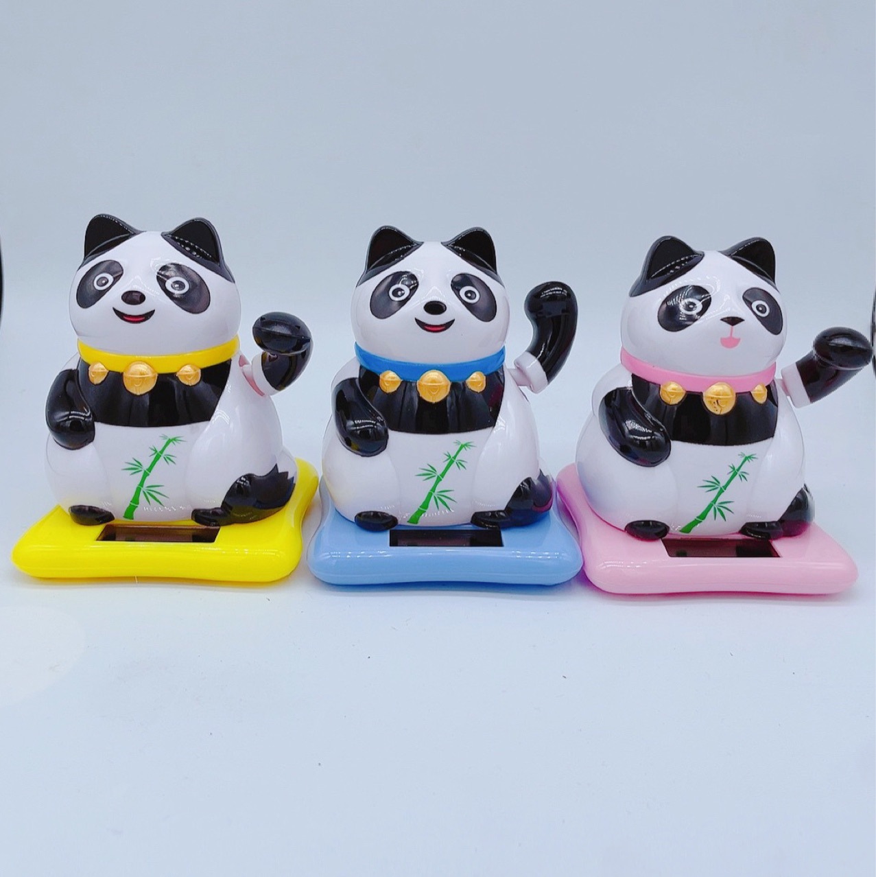 新款太阳能熊猫汽车摆件 摇摆卡通公仔车内装饰品儿童玩具