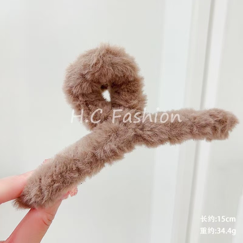 Fusheng // Extra-large, simple and versatile, fashionable plush hair clip, women's hair volume, fluffy claw clip, back of the head, updo, shark clip Application Scenario