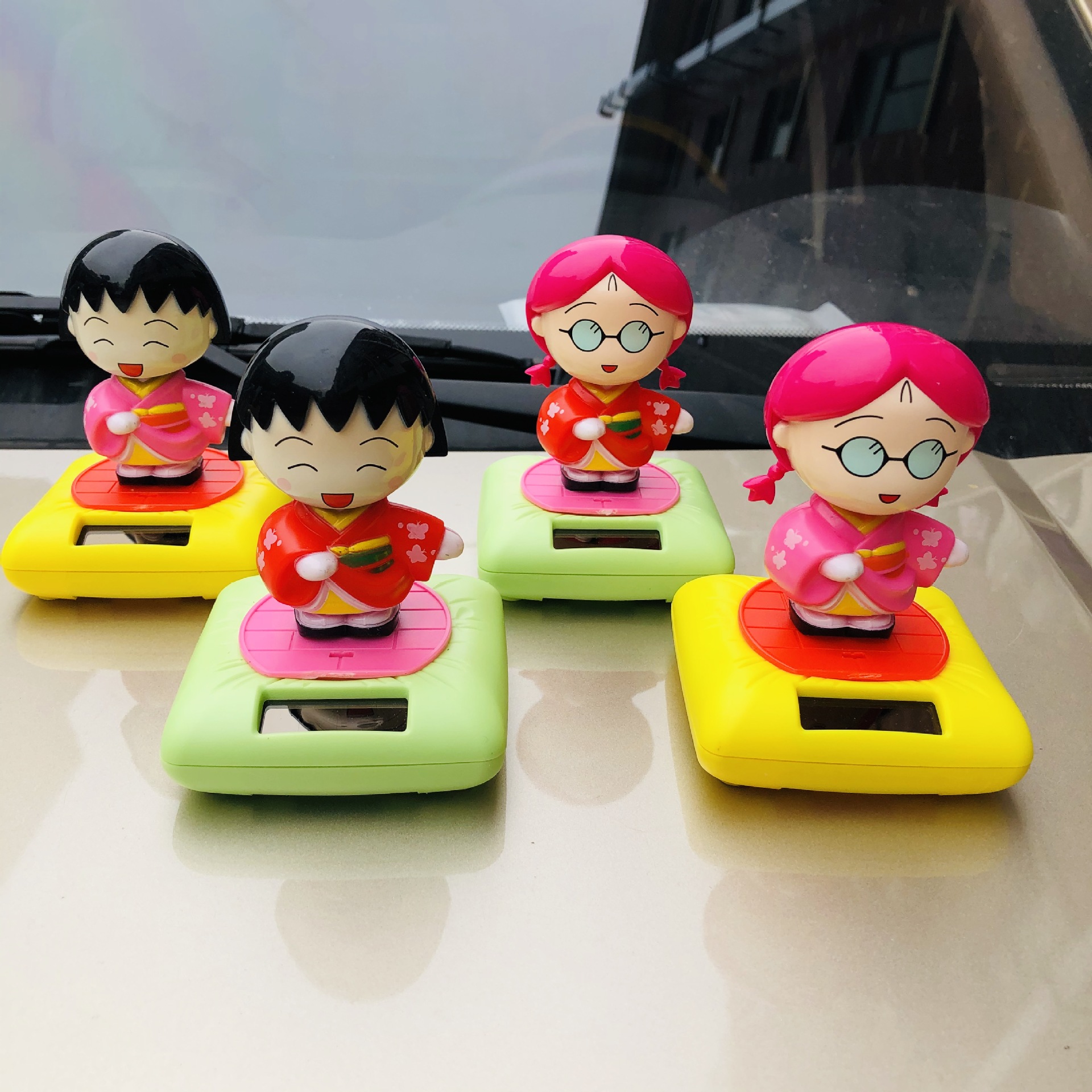 日本樱桃丸子小女孩和服汽车摆件 卡通娃娃太阳能摇头车载饰品