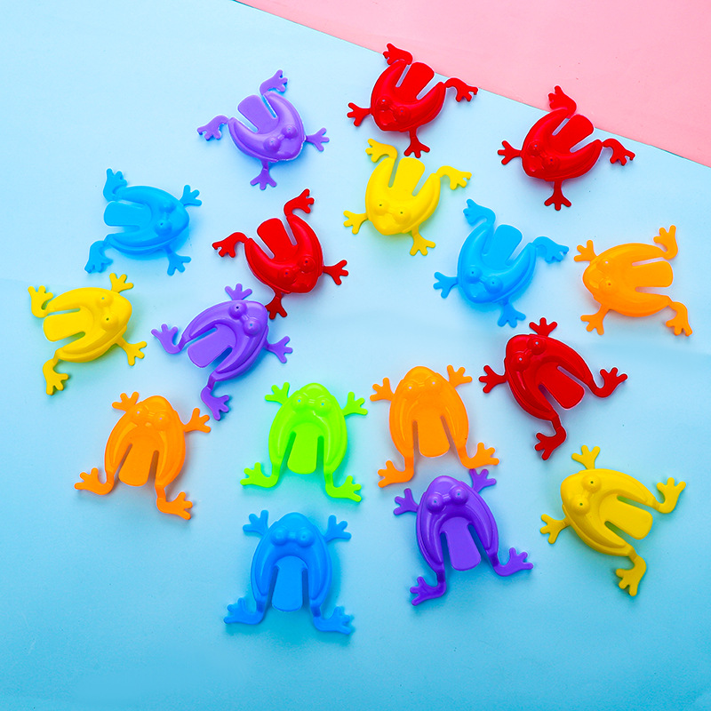Plastic bouncing little frogs, jumping frogs, children's educational toys, classic and nostalgic, naughty frogs for boys and girls, lonely street stalls full figure