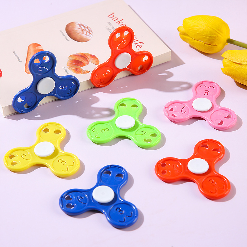 Wholesale of small toys and gifts such as smiling face bearing fidget gyro, three-leaf fidget gyro, cross-border spiral interfinger pressure relief Application Scenario